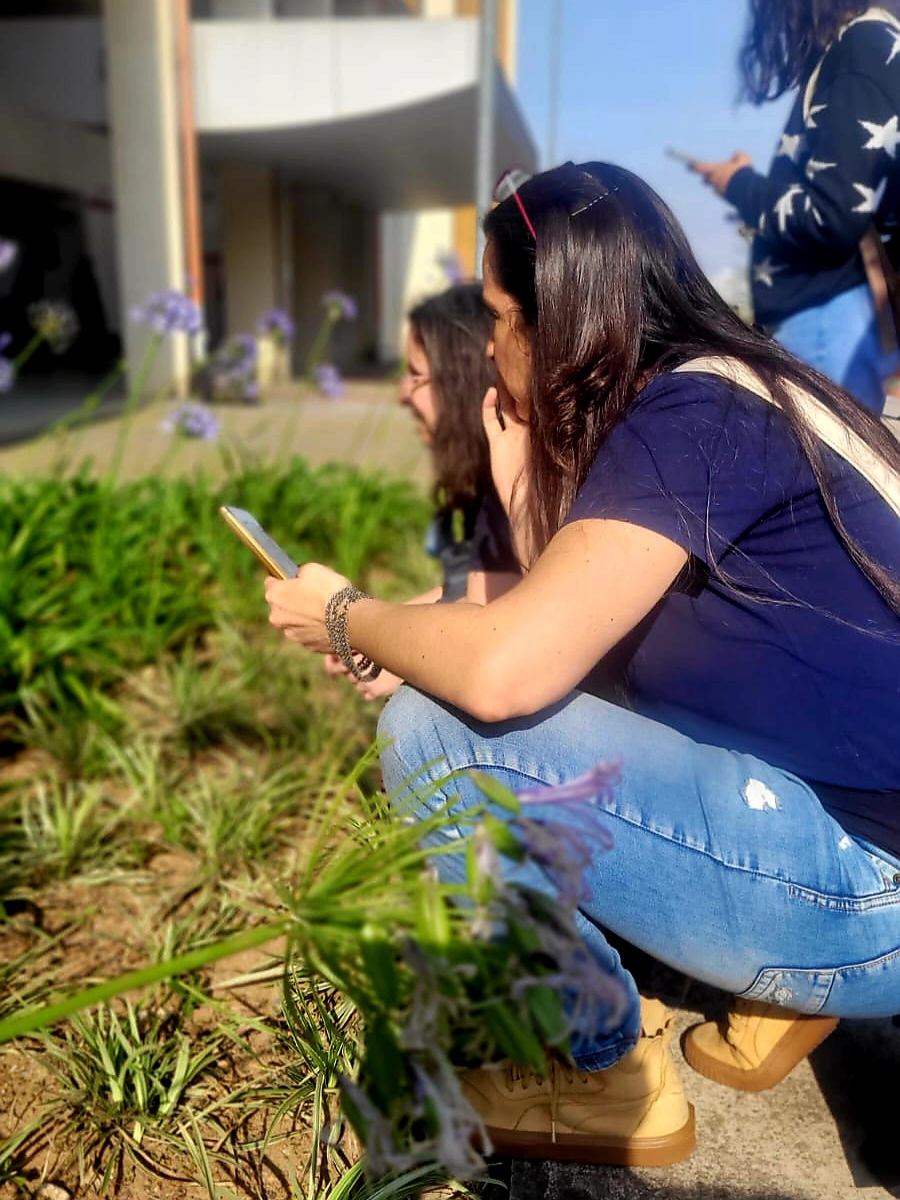 Renata Catena participating in the UFABC pollinator monitoring and citizen science workshop